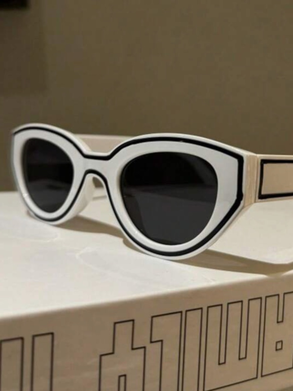NWOT White Black Cat Eye Sunglasses Retro Vintage Fashion Statement Shades